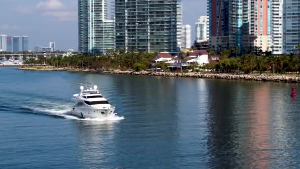 乘无人驾驶飞机离开迈阿密码头的游艇 — 图库视频影像