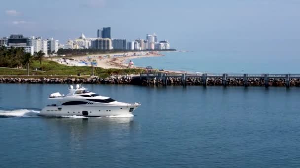 Jacht Verlaten Miami Jachthaven Door Antenne Drone — Stockvideo