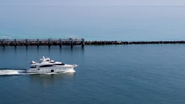 Iate Saindo Estaleiro Miami Por Drone Aéreo — Vídeo de Stock