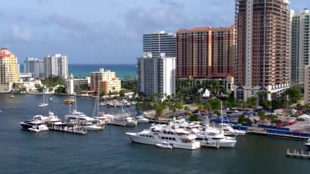 Yachter Längs Fort Lauderdale Skyline Antenn Drönare — Stockvideo
