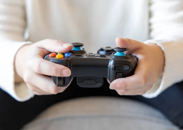 Osoba trzymająca kontroler gry grająca w gry wideo — Zdjęcie stockowe