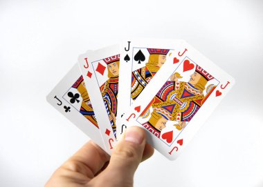 Beyaz bir arkaplanda pokerin kazanan kartlarını tutuyor..