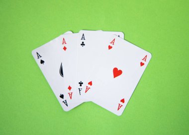 Yeşil arkaplan üzerinde kazanan poker kartları