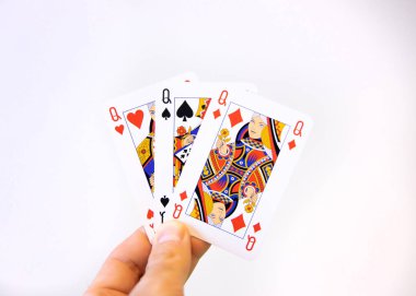 Beyaz bir arkaplan üzerinde poker kraliçesi kartı üçlüsü tutarak.