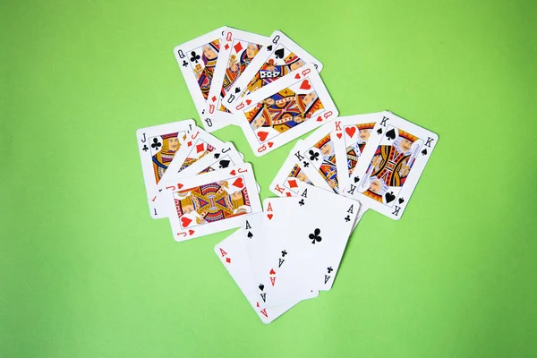 Yeşil Arkaplan Üzerinde Rastgele Poker Kartları — Stok fotoğraf