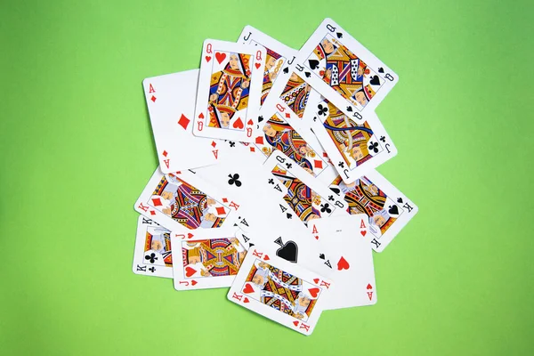 Cartões Poker Aleatórios Sobre Fundo Verde — Fotografia de Stock