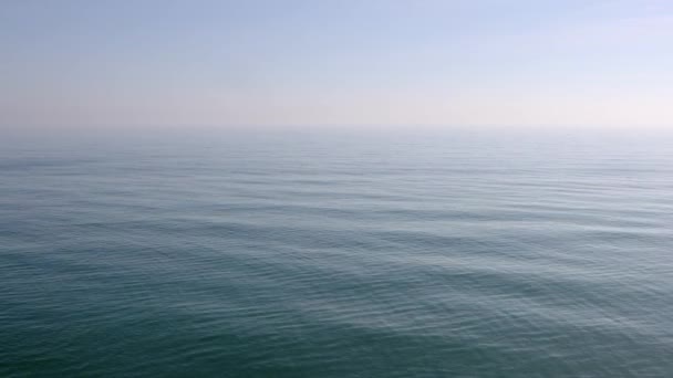 透明度の高い海水とリラックスした波で海への眺め — ストック動画