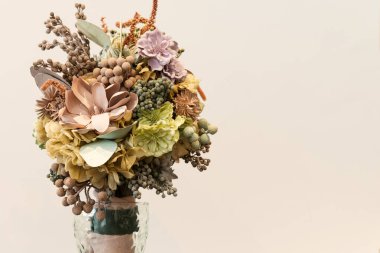 Beyaz arka planda izole edilmiş bir düğün buketi.