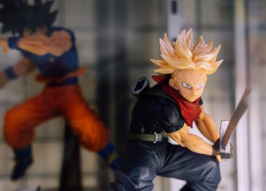 Tokyo, Japonya - 10 / 09 / 2019; Büyük kılıcını gösteren bir savaş pozuyla Ejder Topu 'nun bagajı..