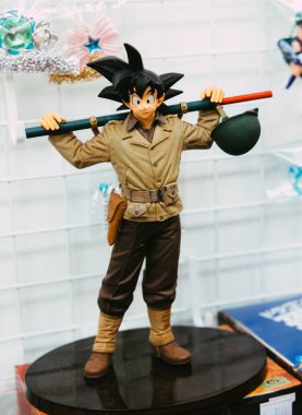 Tokyo, Japonya - 10 / 09 / 2019; Ejder Topundan Yetişkin Son Goku askeri kıyafetler giyiyor ve sihirli bastonuyla gülümsüyor..
