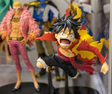 Tokyo, Japonya - 10 / 09 / 2019; saldırıda One Piece 'den öne atlayan Luffy figürü.