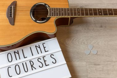 Çevrimiçi kurslar ahşap bir arkaplan üzerinde online gitar dersleri için beyaz tahta içinde metin kursları