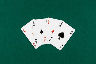 Yeşil arka planda as ve poker elle pokerde kazanan el.