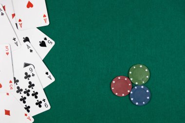 Poker konsepti solda kartlar ve sağda yeşil arka planlı renkli çipler