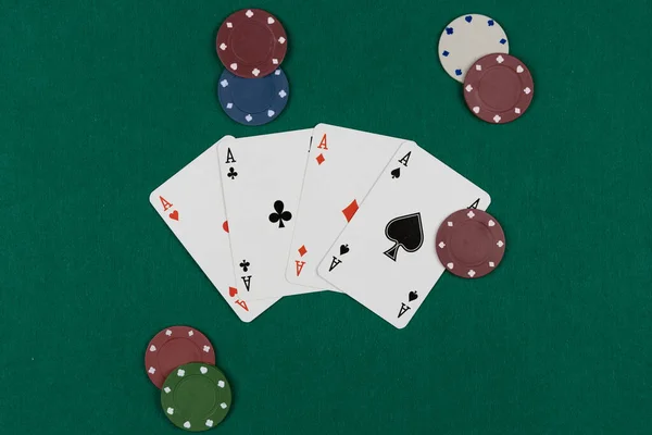 在扑克游戏中获胜 A牌扑克手拿着绿色背景和筹码 — 图库照片