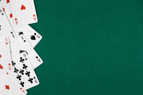 Cartões Poker Lado Esquerdo Com Fundo Verde Resto Imagem — Fotografia de Stock