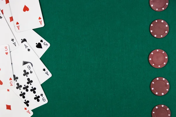 Cartões Poker Lado Esquerdo Fichas Lado Direito Com Fundo Verde — Fotografia de Stock