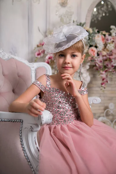 Маленькая Девочка Леди Розовом Платье Шляпе Сидит Среди Волшебных Цветов — стоковое фото