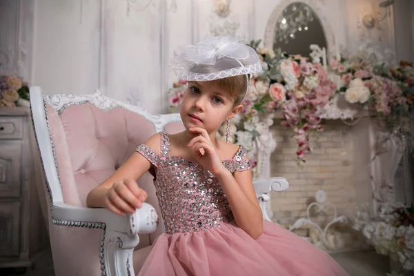 Niña Dama Vestido Rosa Sombrero Sienta Entre Flores Mágicas — Foto de Stock