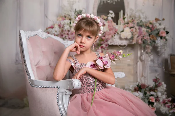 Mała Dziewczynka Pani Różowej Sukience Kapelusz Siedzi Wśród Magicznych Kwiatów — Zdjęcie stockowe