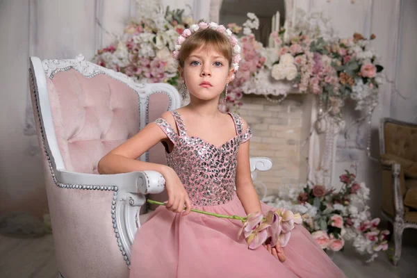 Menina Senhora Vestido Rosa Chapéu Senta Entre Flores Mágicas — Fotografia de Stock