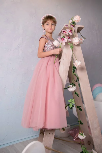 Niña Dama Vestido Rosa Sombrero Sienta Entre Flores Mágicas — Foto de Stock