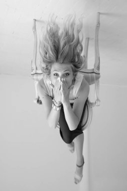 Şaşırmış kız elini, başını, siyah-beyaz görüntüsüyle kapatıyor.