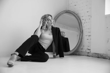 Kız iş kadını patron güzel sekreter, siyah beyaz imaj