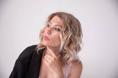 Genç iş kadını portresi. Beyaz gömlek. Siyah pantolon.