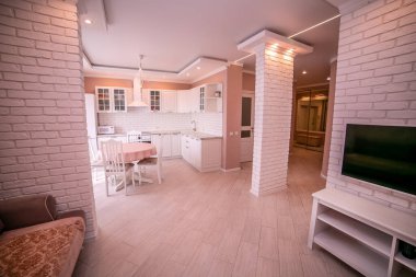 Mutfak odanın içinde. Modern mutfak, mutfak arka planı, sağlıklı gıda kavramı, bej, kahverengi ve beyaz tonlarda modern mutfağın iç mekanı, beyaz tuğlalı.