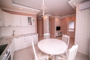 Odanın içi, modern mutfak, mutfak arka planı, sağlıklı yiyecek konsepti, bej, kahverengi ve beyaz tonlarda modern mutfağın içi, beyaz tuğlalı..