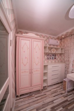 Pembe renkli küçük bir kızın yatak odası için..