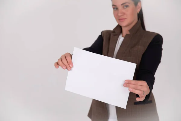 Teken Bord Succesvolle Zakenvrouw Met Grote Witte Kaart Geïsoleerd Portret — Stockfoto