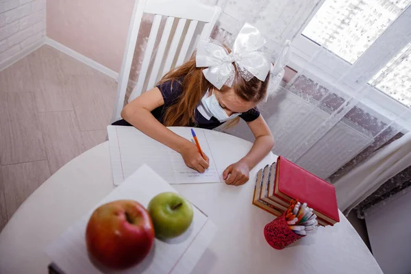 Студент Масці Робить Своє Домашнє Завдання — стокове фото