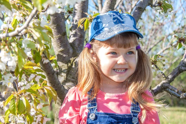 Porträtt Lilla Flicka Baby Leenden Våren Blommar Träd Trädgården — Stockfoto