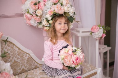 Bahar. Pembe çiçekli küçük kız.