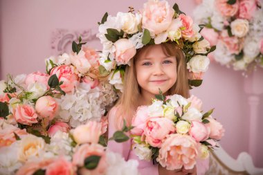 Çiçekli güzel bir kız. Doğum günü için çiçek buketi olan bir bebek ya da anneler günü için.