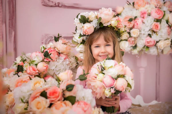Menina Bonita Com Flores Bebê Com Buquê Flores Para Seu — Fotografia de Stock
