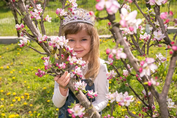 Bärnsten Flicka Lilla Barn Krona Vår Blomma Blomma Njut Doften — Stockfoto
