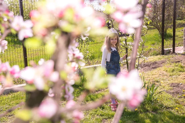 Flicka Lilla Barn Vår Blomma Blomma Njut Doften Mild Blomning — Stockfoto