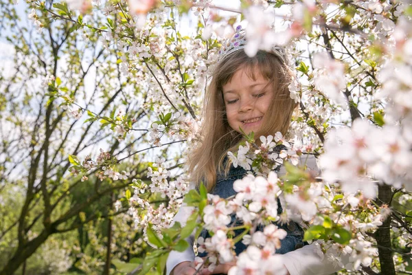 Portret Flicka Liten Flicka Vår Blomma Blomma Njut Doften Mild — Stockfoto