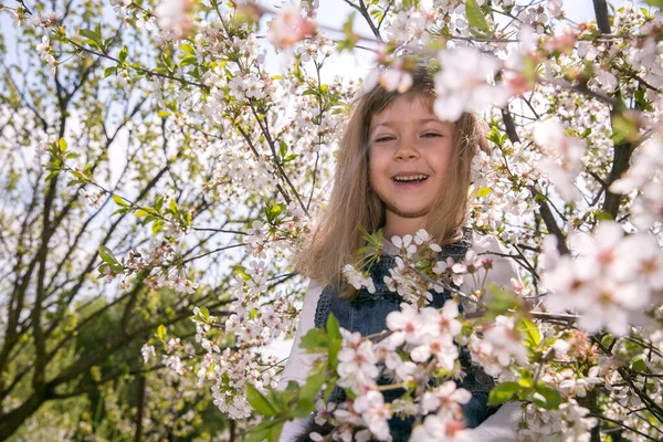 Flicka Lilla Barn Skrattar Vår Blomma Njut Doften Mild Blomning — Stockfoto