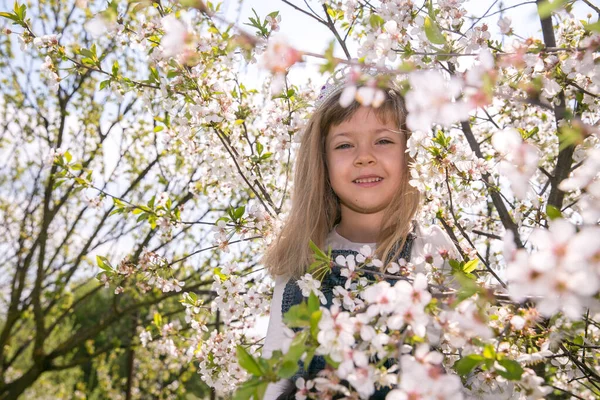 Flicka Lilla Barn Skrattar Vår Blomma Njut Doften Mild Blomning — Stockfoto