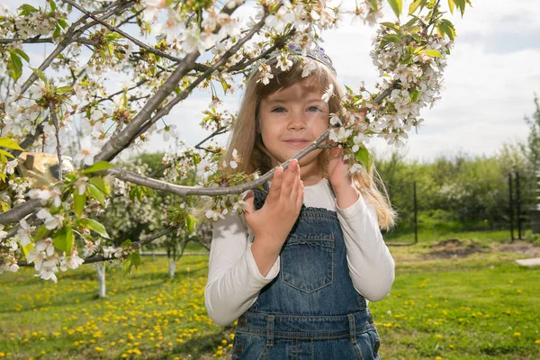 Liten Vacker Flicka Blommande Trädgård Och Blommande Träd Vår — Stockfoto