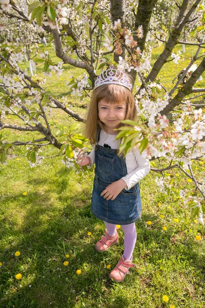 Flicka Lilla Barn Vår Blomma Blomma Njut Doften Mild Blomning — Stockfoto