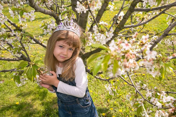 Flicka Lilla Barn Vår Blomma Blomma Njut Doften Mild Blomning — Stockfoto