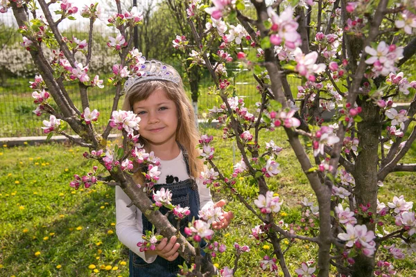 Flicka Lilla Barn Krona Vår Blomma Blomma Njut Doften Mild — Stockfoto