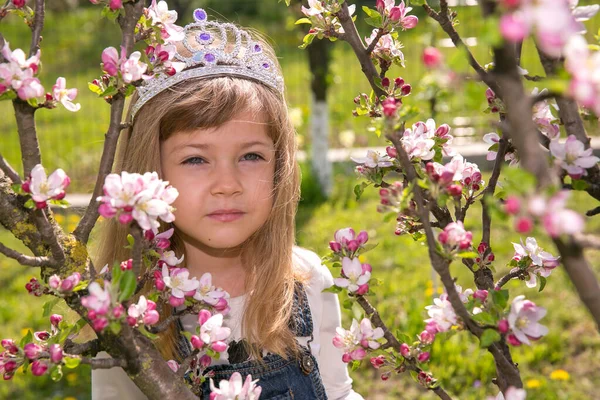 Portret Flicka Lilla Barn Vår Blomma Blomma Njut Doften Mild — Stockfoto