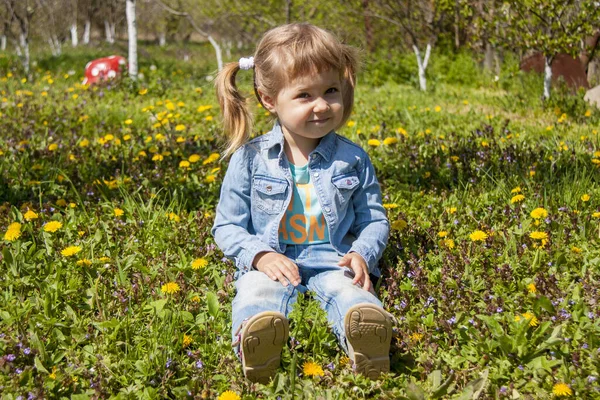 Little Cute Girl Summer Green Garden — Stock Photo, Image