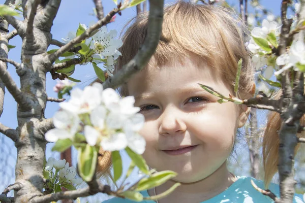Liten Flicka Blommande Trädgård Sakura Träd Blommar Vår — Stockfoto